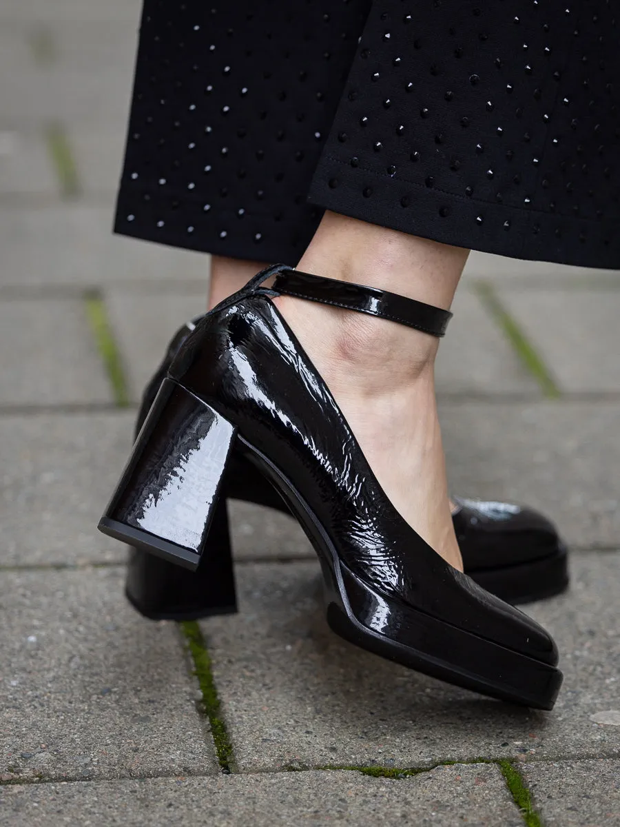 Laura Bellariva Sort pumps i skinn lakk med platå, kraftig hel og ankelrem